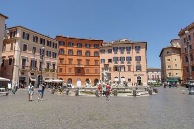 Roma, İtalya - 12 Haziran 2021: Piazza Navona 'daki Neptün çeşmesi Barok Roma mimarisi ve sanatının önemli bir örneği