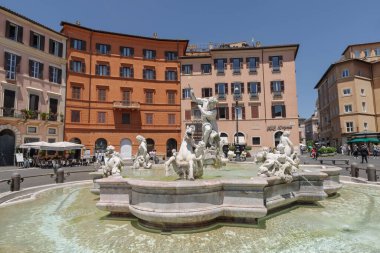 Roma, İtalya - 12 Haziran 2021: Piazza Navona 'daki Neptün çeşmesi Barok Roma mimarisi ve sanatının önemli bir örneği