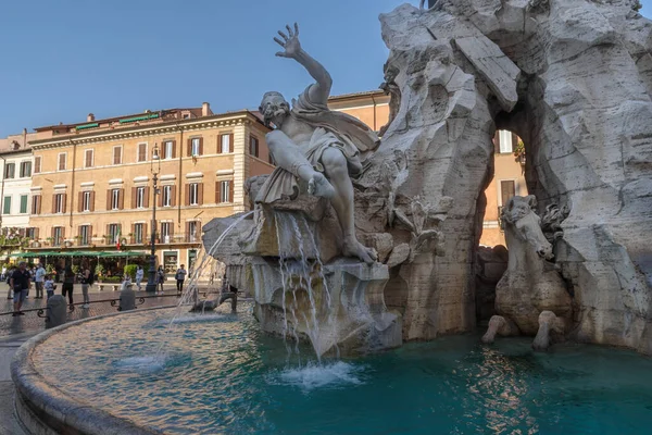 Roma, İtalya - 14 Haziran 2021: Roma 'nın en ünlü ve güzel heykellerinden biri olan Piazza Navona' daki Fontana del Quatro Fiumi (Dört Nehir Çeşmesi)