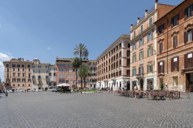 Roma, İtalya - 12 Haziran 2021: Roma Barok mimarisinin bir başyapıtı olan ünlü Piazza di Spagna, dünyanın dört bir yanından gelen turistlerin en çok sevdikleri ve ziyaret ettikleri yerlerden biridir.