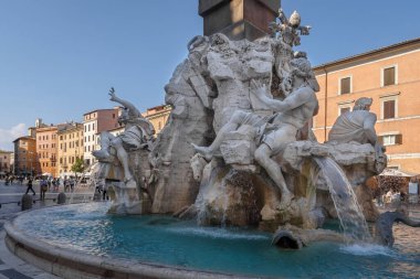 Roma, İtalya - 14 Haziran 2021: Roma 'nın en ünlü ve güzel heykellerinden biri olan Piazza Navona' daki Fontana del Quatro Fiumi (Dört Nehir Çeşmesi)