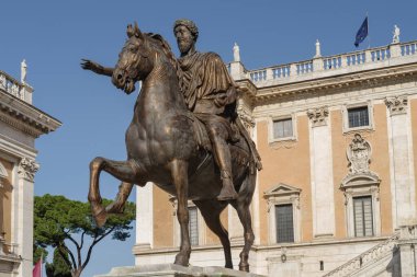 Roma, Piazza del Campidoglio 'daki Marcus Aurelius' un heykelinin kopyası. 