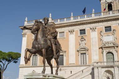 Roma, Piazza del Campidoglio 'daki Marcus Aurelius' un heykelinin kopyası. 