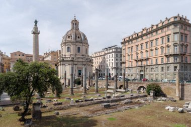 Trajan Forumu, Saint Luca ve Martina Kilisesi, Dei Fori Imperiali caddesi boyunca. Trajan 'ın Forumu, bazı kaynaklarda Forum Ulpium olarak da anılır, Roma' daki en büyük ve en anıtsal Forumdur.