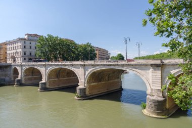 Roma 'daki Cavour Köprüsü Tiber Nehri üzerinde, İtalya