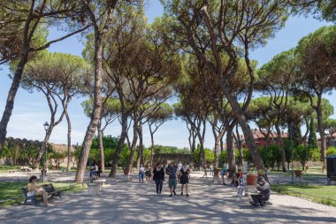 Roma, İtalya - 13 Haziran 2021: Ziyaretçiler İtalya 'nın Aventine Hill kentindeki Giardino degli Aranci (Portakal Bahçesi) adlı sessiz Savello Parkı' nın tadını çıkarıyorlar. Bu park şehrin manzarasını sunuyor.