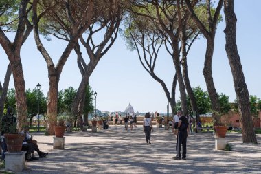 Roma, İtalya - 13 Haziran 2021: Ziyaretçiler İtalya 'nın Aventine Hill kentindeki Giardino degli Aranci (Portakal Bahçesi) adlı sessiz Savello Parkı' nın tadını çıkarıyorlar. Bu park şehrin manzarasını sunuyor.