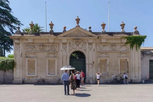 2021年6月13日 意大利罗马 在马耳他骑士团广场的阿文蒂诺山上 排队等候从洞口看到圣彼得圆顶的游客和游客 — 图库照片