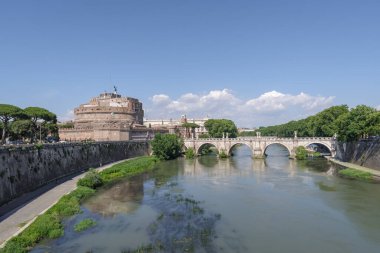 Sant 'Angelo Kalesi ve Ponte Sant' Angelo, Roma, İtalya 'ya doğru bakın.