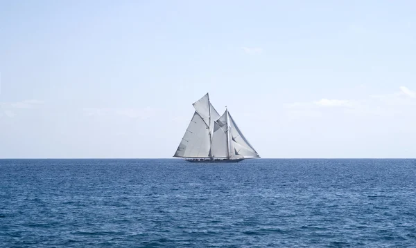 Segelbåt på havet — Stockfoto