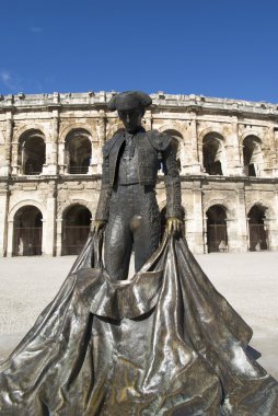 nimes, Fransa arenada önünde ünlü boğa heykeli