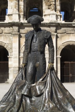 nimes, Fransa arenada önünde ünlü boğa heykeli