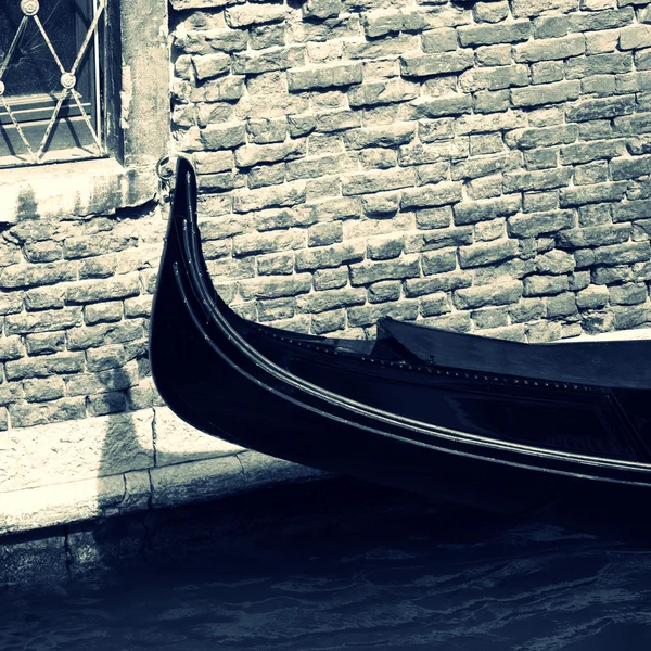 Gondola moored in canal — Stock Photo, Image