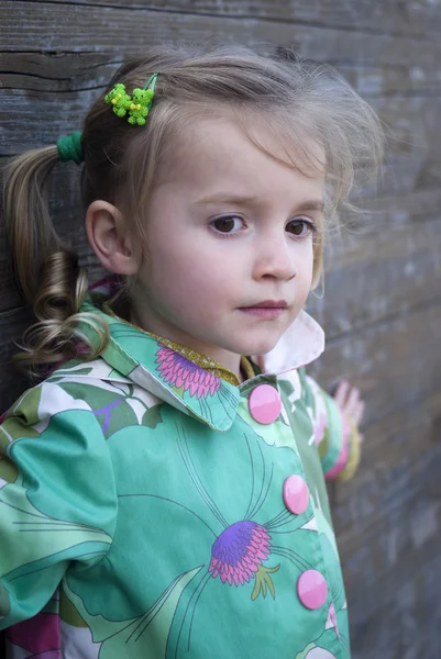 屋外、小さな少女の肖像画 — ストック写真
