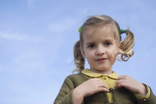 Petite fille portrait en plein air — Photo