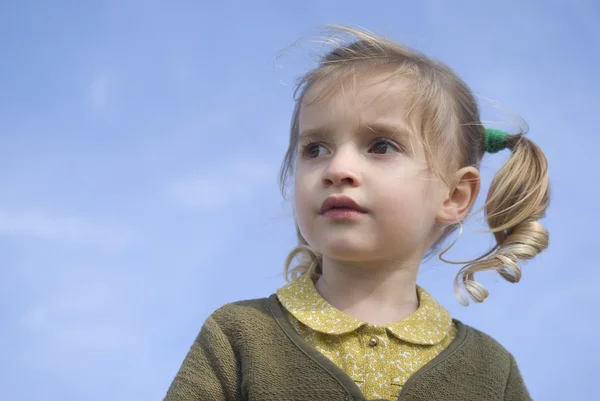 Liten flicka stående utomhus — Stockfoto