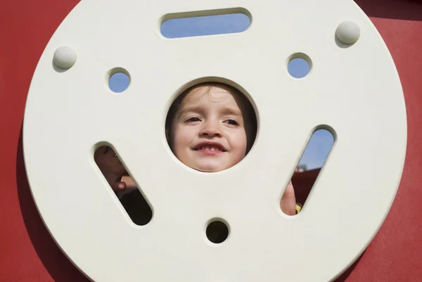 Glückliches kleines Mädchen auf dem Spielplatz — Stockfoto