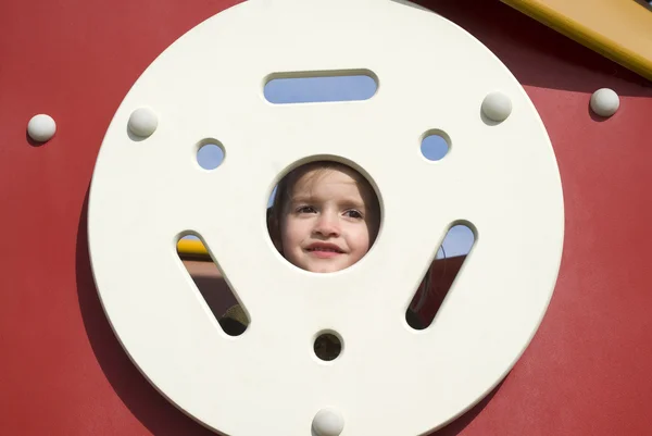 Gelukkig klein meisje op de speelplaats — Stockfoto