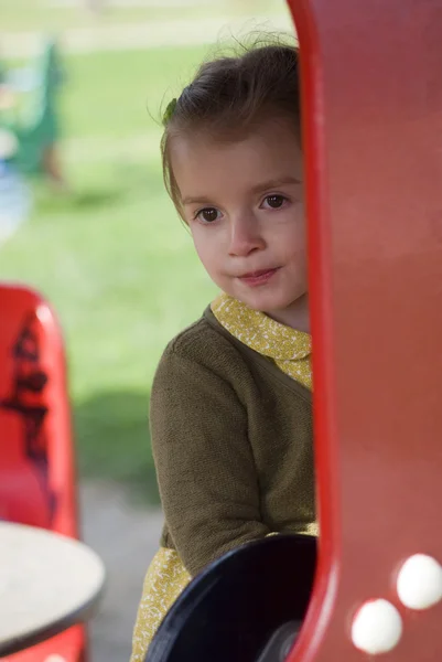 Lycklig liten flicka på lekplatsen — Stockfoto