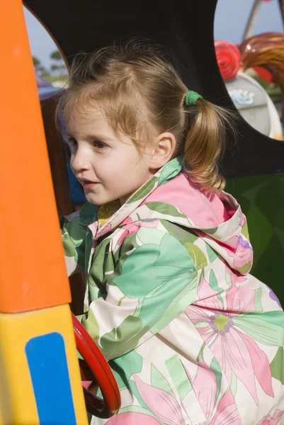 Glückliches kleines Mädchen auf dem Spielplatz — Stockfoto