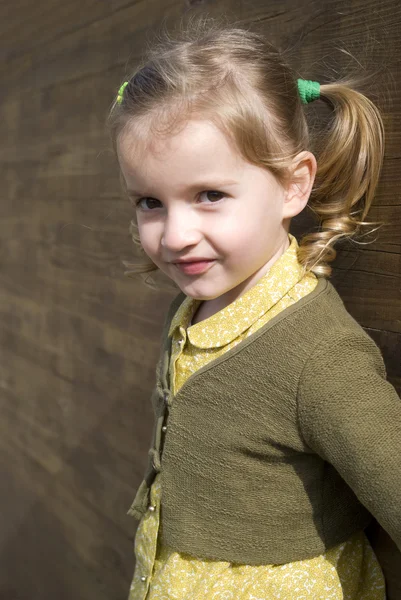 Weinig meisje portret buitenshuis — Stockfoto