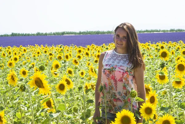 Mädchen im Feld Sonnenblumen — Stockfoto
