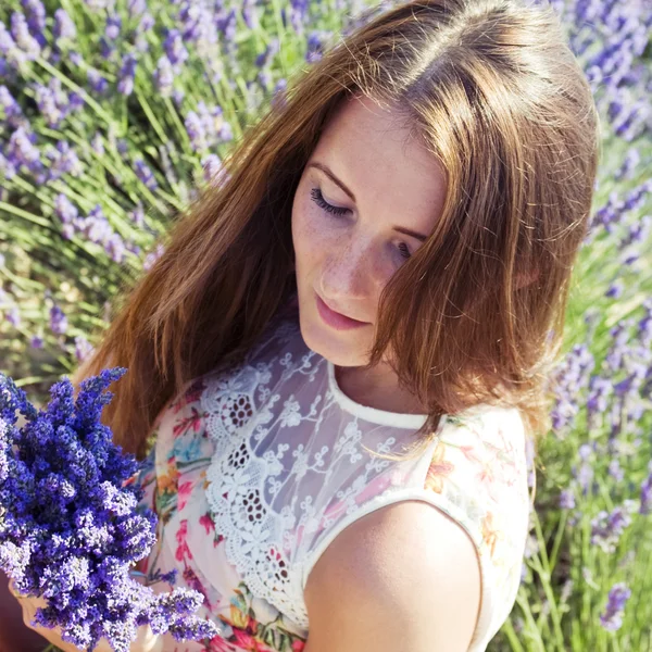 Mujer joven posando en el campo de lavanda — Foto de Stock