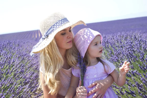 Valensole，法国。母亲带着女儿在薰衣草花田 — 图库照片