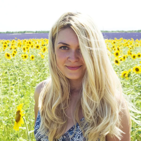 Vrouw in veld zonnebloemen — Stockfoto