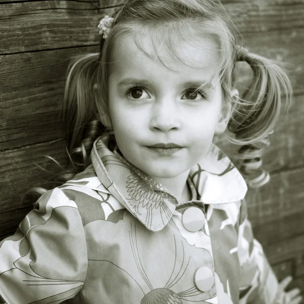 Mała dziewczynka zbliżenie zewnątrz — Zdjęcie stockowe