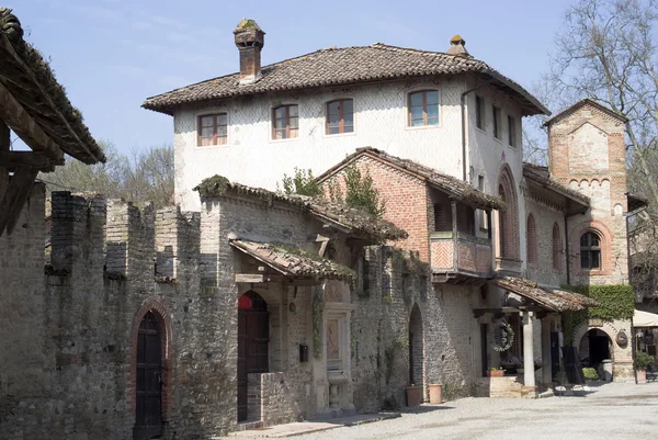 Grazzano Visconti - pueblo medieval en la provincia de Piacenza, Italia — Foto de Stock