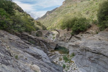 Ligurian Alp Dağları 'ndaki eski taş kemer köprüsü, Molini di Triora belediyesi, Imperia, İtalya