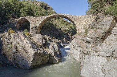 Ligurian Alp Dağları 'ndaki eski taş kemer köprüsü, Molini di Triora belediyesi, Imperia, İtalya
