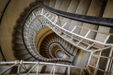 Prag, Çek Cumhuriyeti - 5 Kasım 2025: Prag 'ın Eski Şehir bölgesindeki Black Madonna Evi' nde kübizm tarzı spiral merdivenler. Çek Kübist Mimarisinin ilk örneği. Thomas Alva Edison 'a övgü, ampulün mucidi.