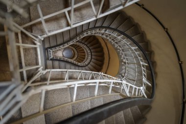 Prag, Çek Cumhuriyeti - 5 Kasım 2025: Prag 'ın Eski Şehir bölgesindeki Black Madonna Evi' nde kübizm tarzı spiral merdivenler. Çek Kübist Mimarisinin ilk örneği. Thomas Alva Edison 'a övgü, ampulün mucidi.