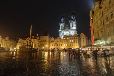 Prag, Çek Cumhuriyeti - 2 Kasım 2025: Staromestske Namesti, Eski Şehir Meydanı ve Tin Kilisesi
