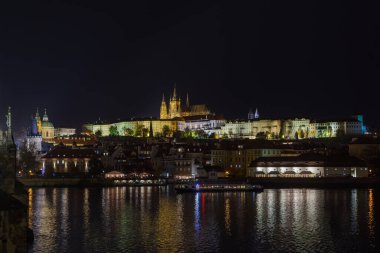 Gece görüşü Prag Kalesi ve Vltava Nehri önplanda olan Küçük Şehir
