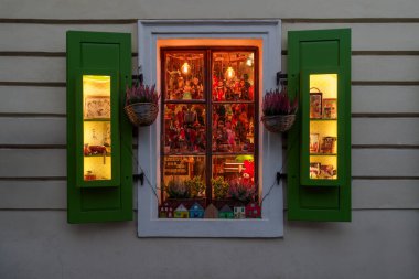 Prag, Çek Cumhuriyeti - 4 Kasım 2025: Ahşap sanat, oyuncak ve el yapımı mallar satan Vintage mağaza vitrinleri