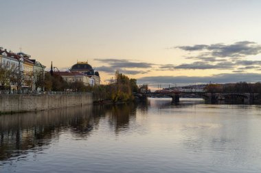 Prag 'daki Vltava Nehri boyunca Legion Köprüsü ve Ulusal Tiyatro' nun üzerinde gün batımı