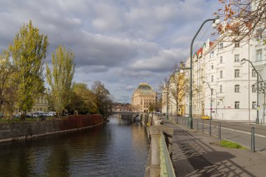 Prag, Çek Cumhuriyeti - 4 Kasım 2025: Prag Ulusal Tiyatrosu (Narodni divadlo) Çek Cumhuriyeti 'nin Eski Kenti Lejyon Köprüsü yakınlarındaki Vltava' nın sağ kıyısında