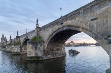 Vltava Nehri üzerindeki Charles Köprüsü, Prag 'ın sembollerinden biri.