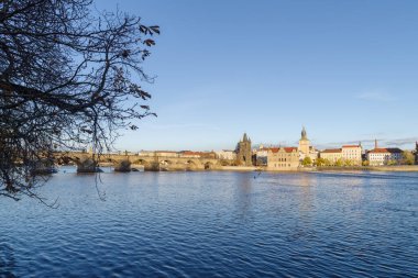 Prag, Çek Cumhuriyeti 'ndeki Vltava nehrinin kıyısında geleneksel stil binalar.