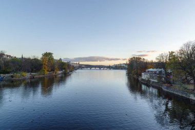 Çek Cumhuriyeti Prag 'ın Nove Mesto ilçesindeki Vltava Nehri boyunca tarihi binalar
