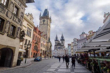 Prag, Çek Cumhuriyeti - 3 Kasım 2025: Staromestske Namesti, Eski Şehir Meydanı ve Tyn Kilisesi