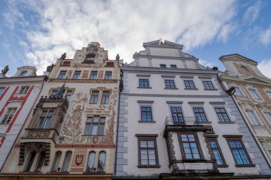 Parlak renkli ve dekoratif cepheli evler, Prag, Çek Cumhuriyeti