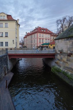 Prag, Çek Cumhuriyeti - 3 Kasım 2025: Certovka, Prag 'da Vltava Nehri üzerinde yer alan bir su kanalı.