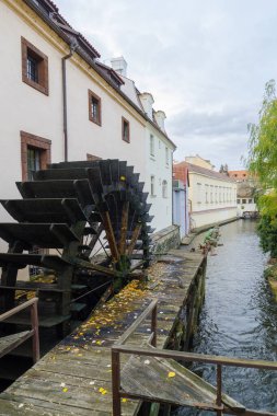 Prag, Çek Cumhuriyeti - 4 Kasım 2025: Certovka, Prag 'da Vltava Nehri üzerinde yer alan bir su kanalıdır.