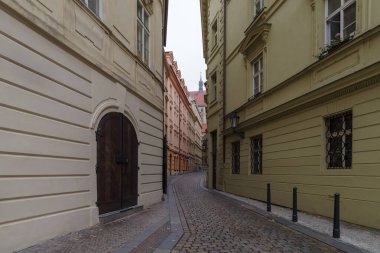 Prag 'ın Eski Şehir (Stare Mesto) bölgesindeki caddeyi, Çek Cumhuriyeti' nin başkenti ve tarihsel başkenti Bohemya 'yı izleyin.