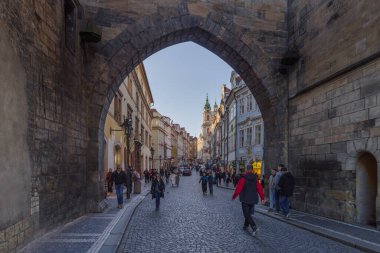 Prag, Çek Cumhuriyeti - 3 Kasım 2025: Çek Cumhuriyeti 'nin Prag kenti Mala Strana' da (Küçük Şehir) ünlü eski caddeye karşı St Nicholas Kilisesi