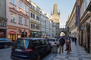 Prag, Çek Cumhuriyeti - 3 Kasım 2025: Çek Cumhuriyeti 'nin başkenti ve tarihsel başkenti Bohemya' nın Prag 'daki Eski Şehir (Mala Strana bölgesi) caddesine bakın.